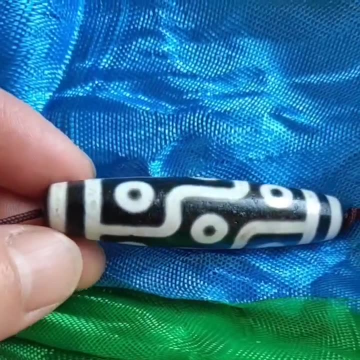 Nine-Eyed Tibetan Agate Chalcedony Dzi Bead Collarbone Pendant Necklace