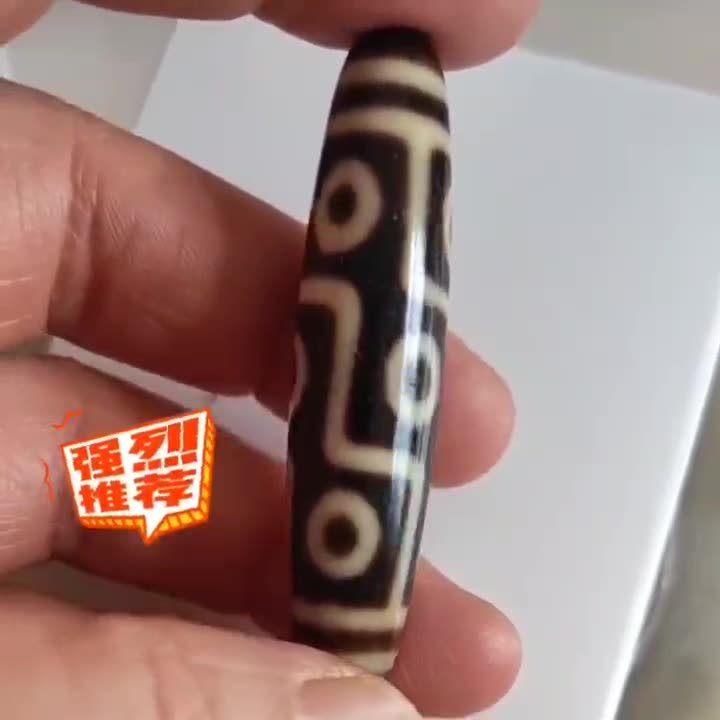 Tibetan Natural Dzi Bead Pendant with Weathered Pattern and High-Gloss Nine-Eyed Design