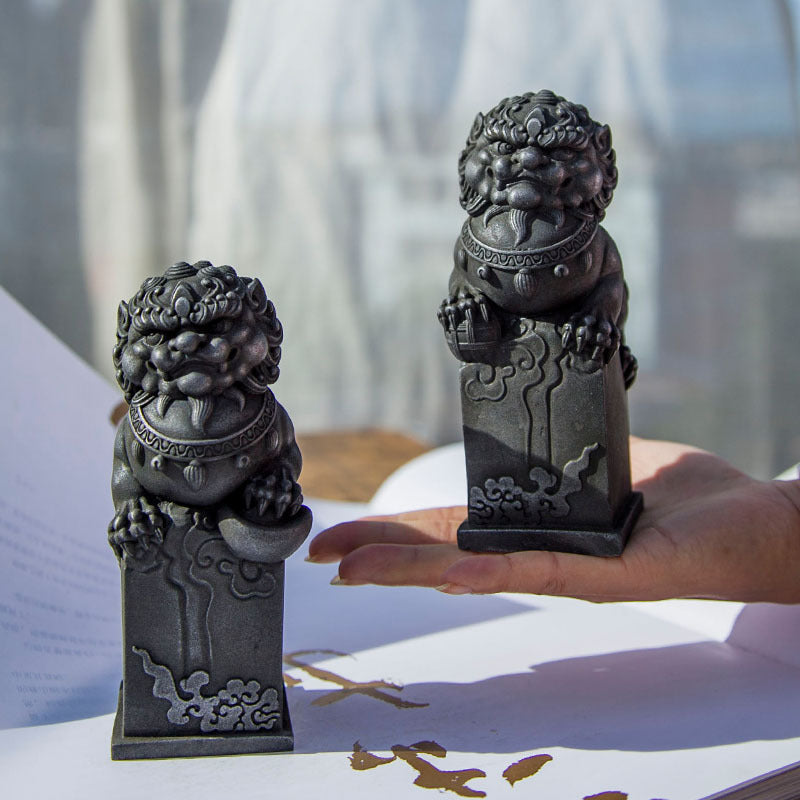 Wealth-Attracting Divine Beast Resin Craft Decoration: Chinese Ingenious Cast-Iron Lion Desktop Ornament